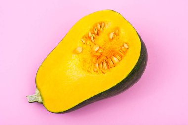 Kabak parlak arka plan üzerinde yarısı