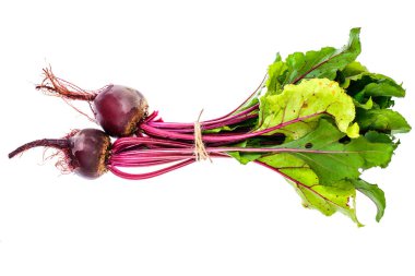 Beyaz arka plan üzerinde izole yapraklarla taze pancar