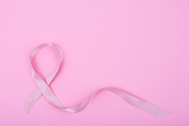 Sağlık, tıp kavramı. Meme Kanseri Bilinçlendirme şerit pembe ve hastalık insanlara yardım