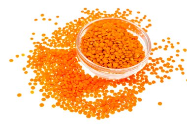 Beyaz arka planda turuncu mercimek