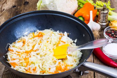 Havuç tavada kıyılmış lahana
