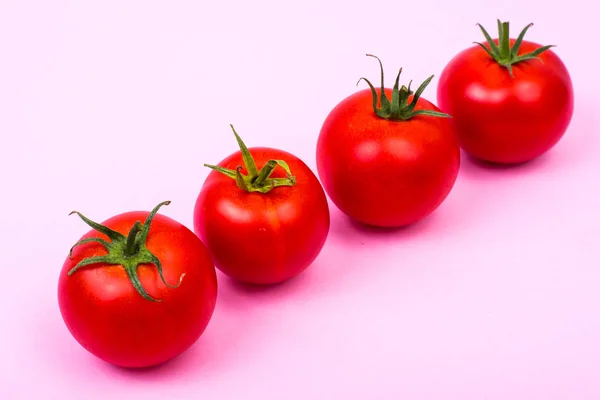 Pastel fondo brillante con tomates rojos — Foto de Stock