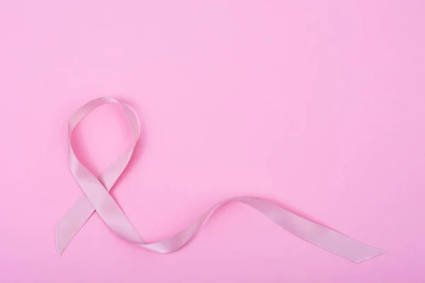 Sanità, concetto di medicina. Nastro rosa di consapevolezza del cancro al seno e aiutare le persone malattia — Foto Stock