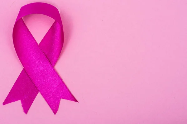 Здравоохранение, медицина. Розовая лента осведомленности о раке молочной железы и помочь больным — стоковое фото