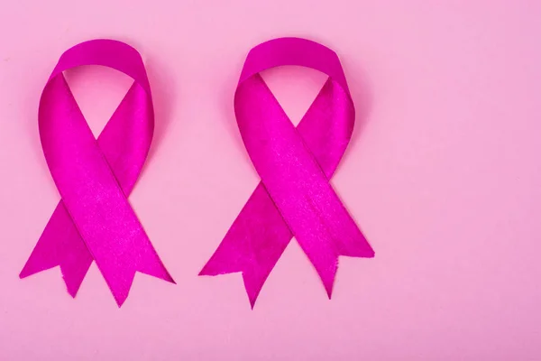 Salud, concepto de medicina. Cinta rosa para la conciencia del cáncer de mama y ayudar a las personas enfermas — Foto de Stock