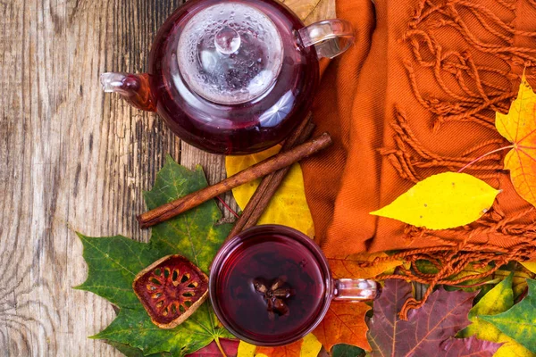 Vestiti caldi e segni di tè caldo dell'autunno — Foto Stock