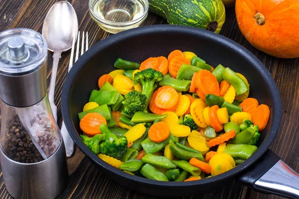 Блюда в сковороде, смешать замороженные овощи — стоковое фото