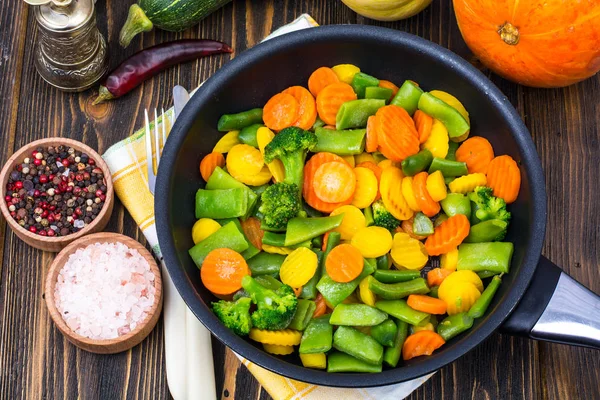 Yemekleri kızartma tavada karıştırın Dondurulmuş sebzeler