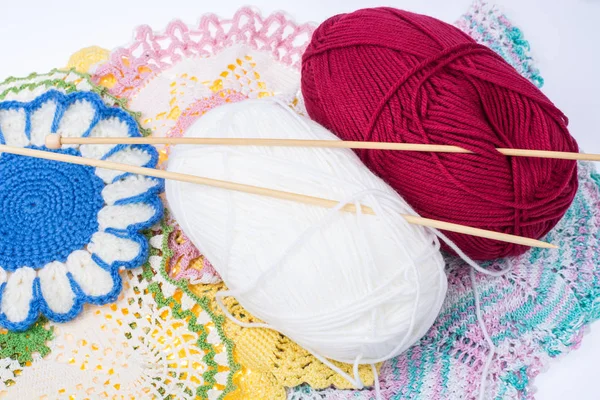裁縫用の糸と編み木製針のかせ — ストック写真