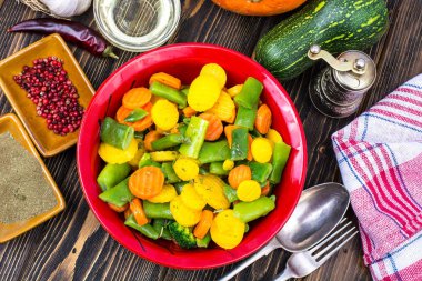 Diyet yiyecek. Baharat havuç, brokoli, kuşkonmaz fasulye buharda haşlanmış