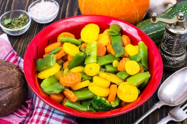 Diyet yiyecek. Baharat havuç, brokoli, kuşkonmaz fasulye buharda haşlanmış