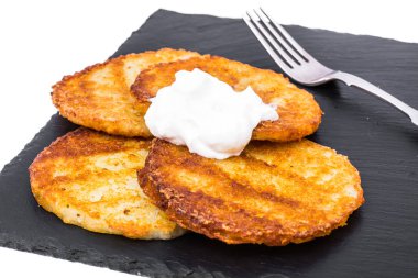 Beyaz soslu patates gözlemesi.