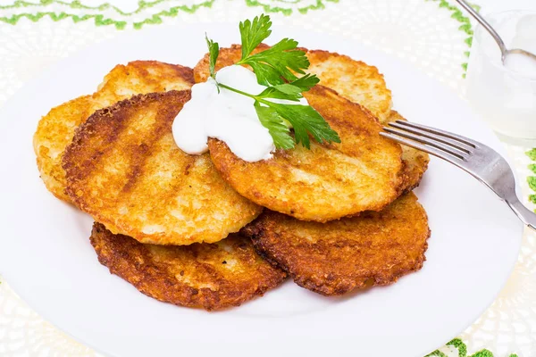 Potato pancakes with white sauce. — Stock Photo, Image
