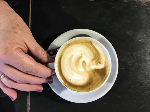 Kaffee-Cappuccino-Tasse auf dunklem Hintergrund — Stockfoto