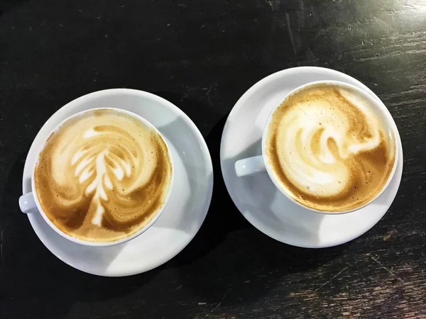 Café taza de capuchino sobre un fondo oscuro —  Fotos de Stock