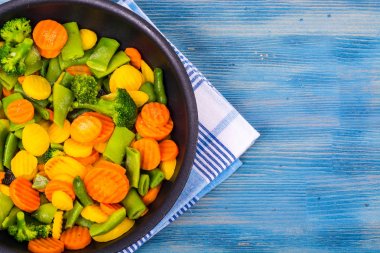 Gıda vejetaryenler için. Mavi arka plan üzerinde sebze karışımı