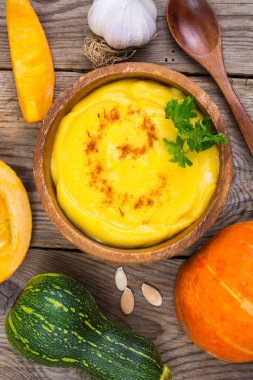 Sebze kabak püresi ahşap plaka, üstten görünüm