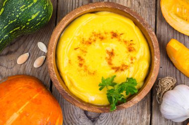 Sebze kabak püresi ahşap plaka, üstten görünüm