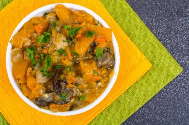 Kabak ve petrol ile sebze güveç