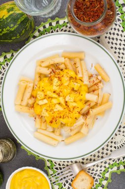 Makarna kabak sosu ve safran ile