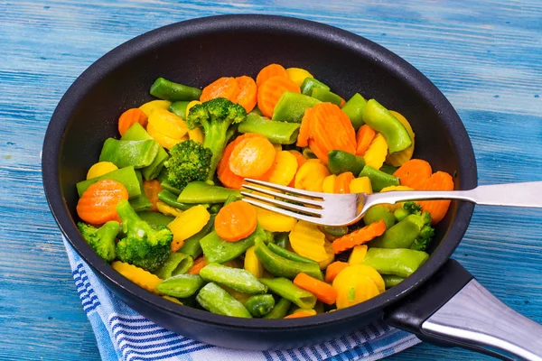 Comida para vegetarianos. Una mezcla de verduras sobre fondo azul — Foto de Stock