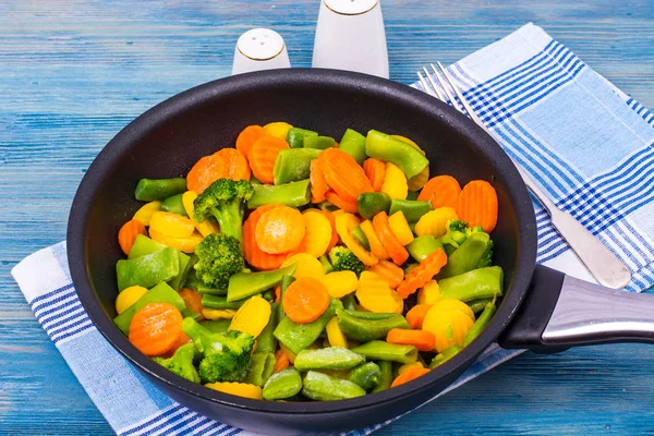 Comida para vegetarianos. Una mezcla de verduras sobre fondo azul — Foto de Stock