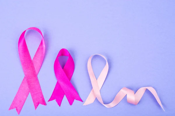 Nastro rosa su sfondo luminoso un simbolo di consapevolezza del cancro al seno — Foto Stock