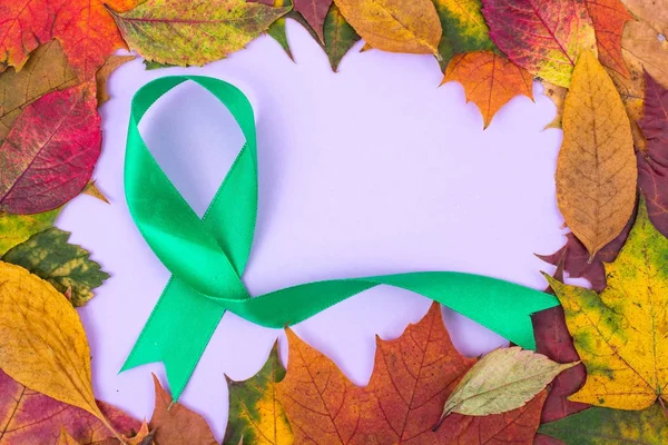 Цветная лента - символ осознания онкологических заболеваний — стоковое фото