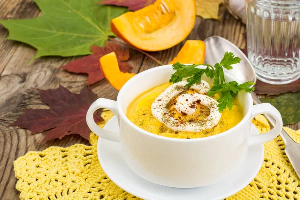 ベジタリアン メニュー。かぼちゃのクリーム スープ — ストック写真