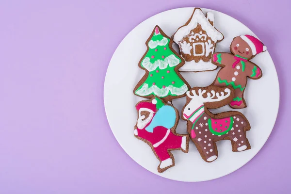 Schönes und schmackhaftes Weihnachtsgebäck auf hellem Hintergrund — Stockfoto