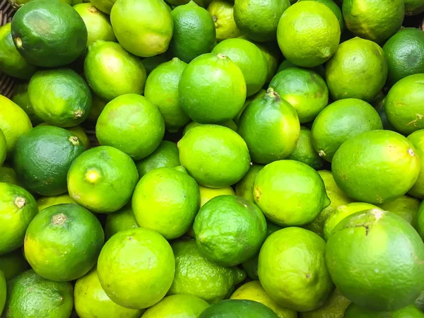 Gesunde Ernährung: frische reife grüne Limette — Stockfoto