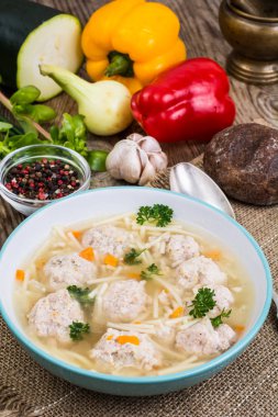 Ahşap masa, yemek için hazır