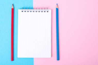 Pastel renkli kağıt üzerinde metin için yaratıcı düzen