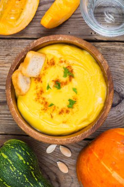 Sebze kabak püresi ahşap plaka, üstten görünüm