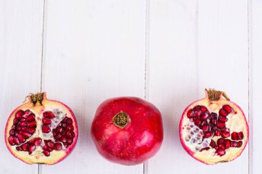 Nar ve Beyaz ahşap zemin üzerinde cam suyu