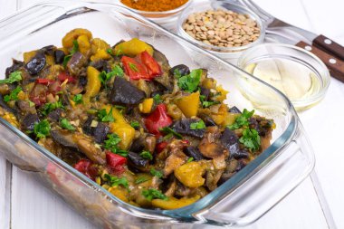 Beyaz ahşap zemin üzerine patlıcanlı sebze Sote