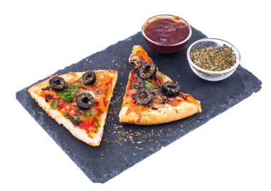 Pizza dilimleri ketçap ve kekik ile