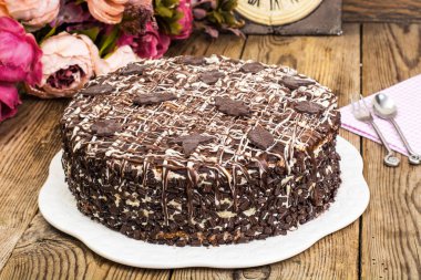 Ahşap masa üzerine çikolata krema ile ev yapımı kek