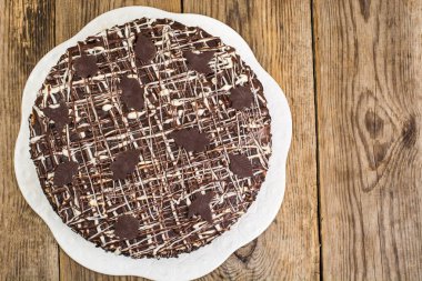 Ahşap masa üzerine çikolata krema ile ev yapımı kek