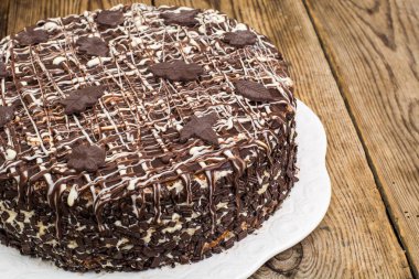 Ahşap masa üzerine çikolata krema ile ev yapımı kek