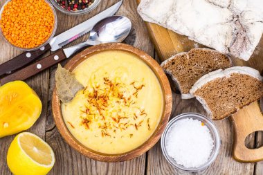 Balkabağı çorbası safran ile