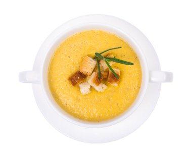 Sebze çorbası Krem beyaz arka planda, üstten görünüm kraker ile