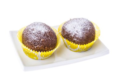 Beyaz arka plan üzerinde yuvarlak çikolatalı kek