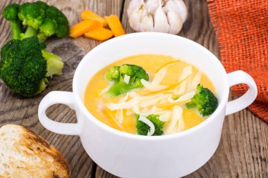 Kremalı sebze çorbası Çedar ve ahşap masa, brokoli ile kırsal akşam yemeği