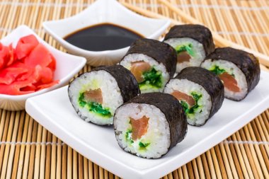 Somon ile rulo, kırmızı zencefil turşusu