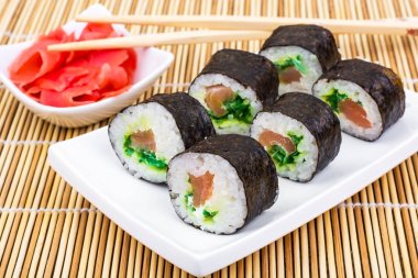 Somon ile rulo, kırmızı zencefil turşusu