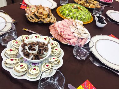 Marine mantar, yumurta dolması, jambon, rulo, doldurulmuş tavuk-tatil aile yemeği