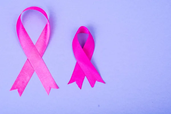 Розовая лента на ярком фоне - символ осознания рака молочной железы — стоковое фото