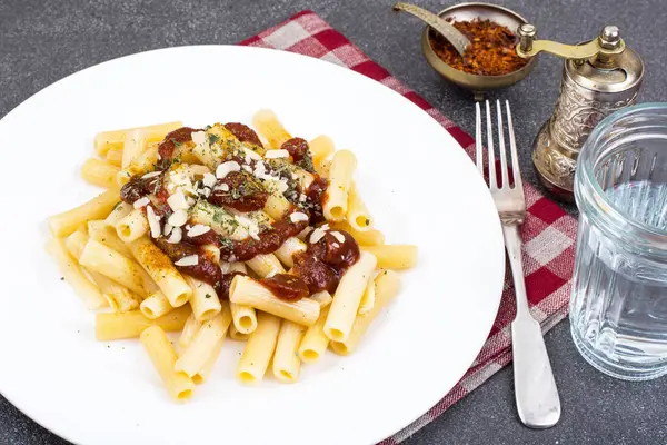 Pasta met ketchup en kaas — Stockfoto
