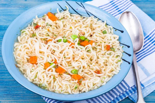 Comida rápida. Fideos instantáneos chinos — Foto de Stock